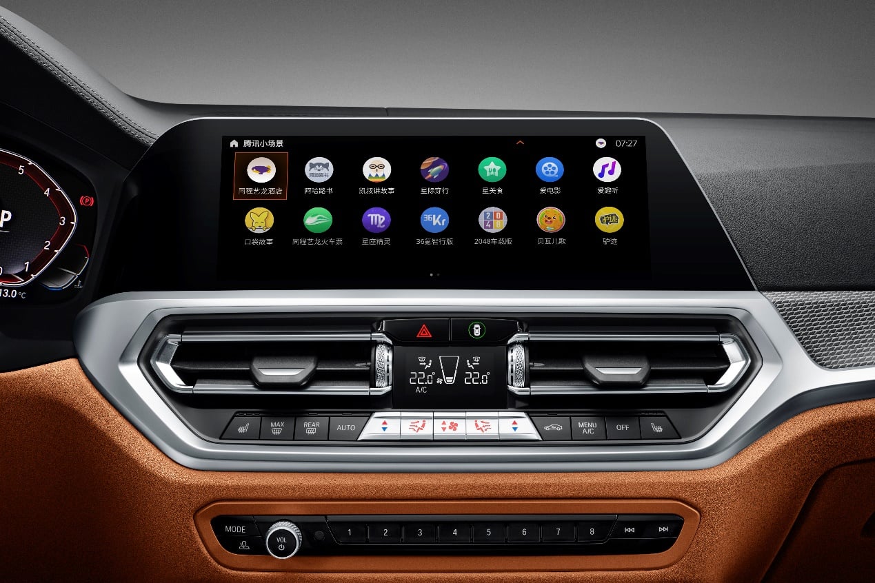 Panel de un automóvil de Tencent que muestra dos filas de íconos de apps en miniatura.
